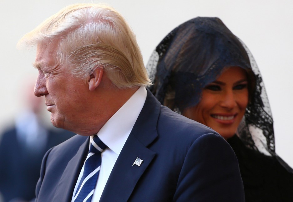 Melania Trump başını kapattı