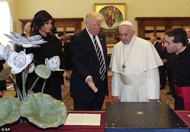 Melania Trump başını kapattı