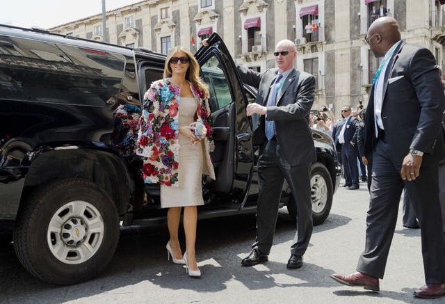 Melania Trump'ın ceketi dudak uçuklattı