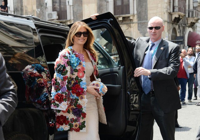 Melania Trump'ın ceketi dudak uçuklattı