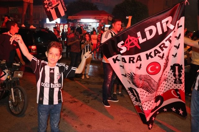 Beşiktaş'ın şampiyonluğu tüm yurtta kutlanıyor