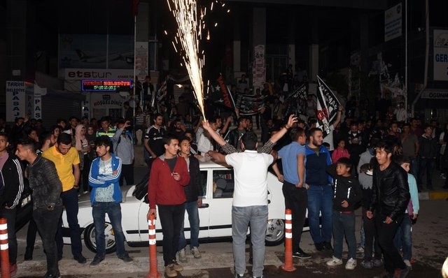 Beşiktaş'ın şampiyonluğu tüm yurtta kutlanıyor