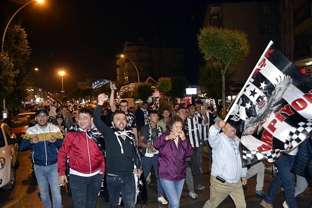 Beşiktaş'ın şampiyonluğu tüm yurtta kutlanıyor