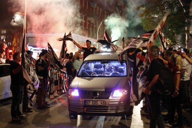 Beşiktaş'ın şampiyonluğu tüm yurtta kutlanıyor