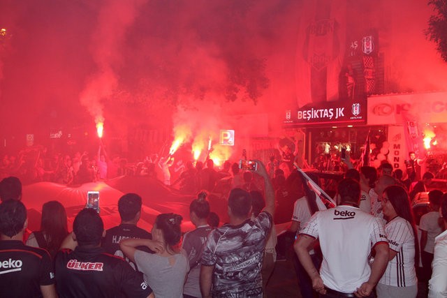 Beşiktaş'ın şampiyonluğu tüm yurtta kutlanıyor