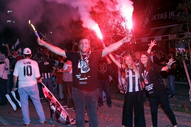 Beşiktaş'ın şampiyonluğu tüm yurtta kutlanıyor