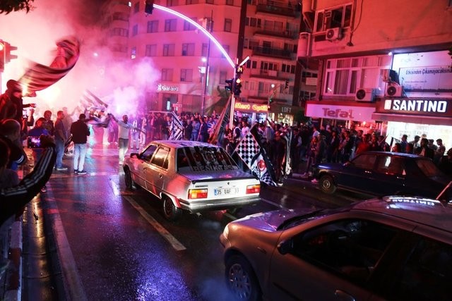 Beşiktaş'ın şampiyonluğu tüm yurtta kutlanıyor