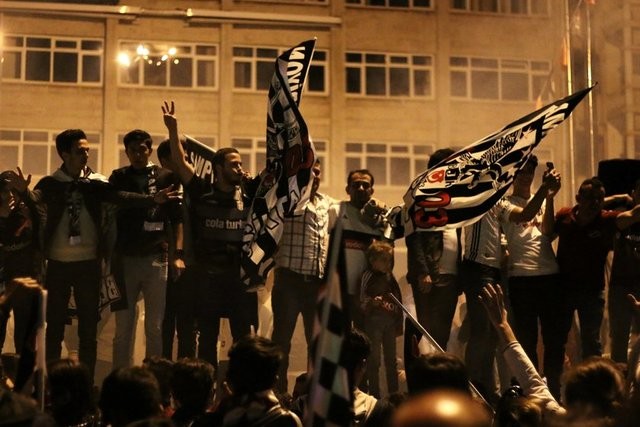 Beşiktaş'ın şampiyonluğu tüm yurtta kutlanıyor