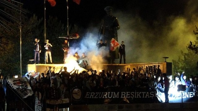 Beşiktaş'ın şampiyonluğu tüm yurtta kutlanıyor