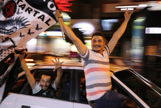 Beşiktaş'ın şampiyonluğu tüm yurtta kutlanıyor