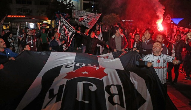 Beşiktaş'ın şampiyonluğu tüm yurtta kutlanıyor