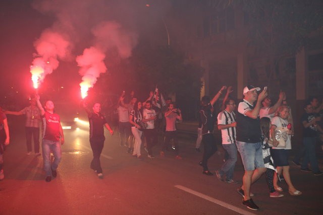 Beşiktaş'ın şampiyonluğu tüm yurtta kutlanıyor