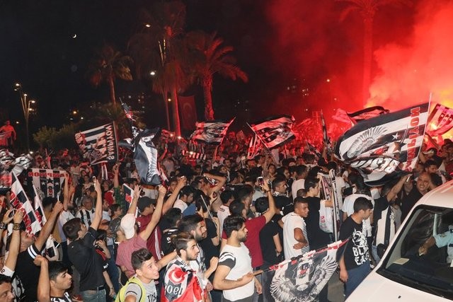 Beşiktaş'ın şampiyonluğu tüm yurtta kutlanıyor