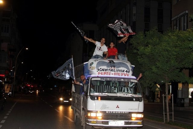 Beşiktaş'ın şampiyonluğu tüm yurtta kutlanıyor