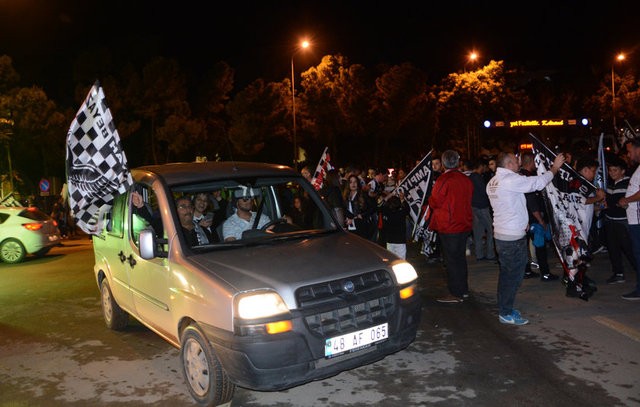 Beşiktaş'ın şampiyonluğu tüm yurtta kutlanıyor