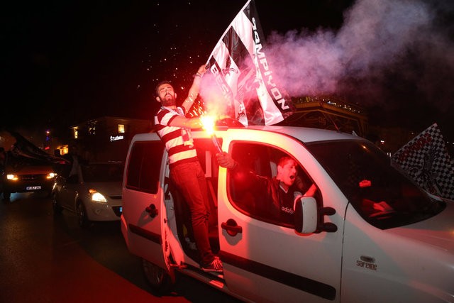 Beşiktaş'ın şampiyonluğu tüm yurtta kutlanıyor