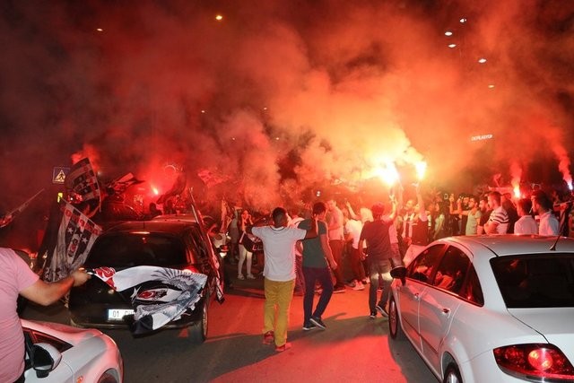 Beşiktaş'ın şampiyonluğu tüm yurtta kutlanıyor