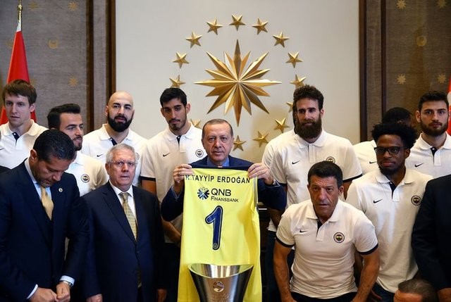 Fenerbahçe kupayı Erdoğan'a götürdü!