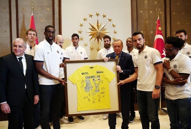 Fenerbahçe kupayı Erdoğan'a götürdü!