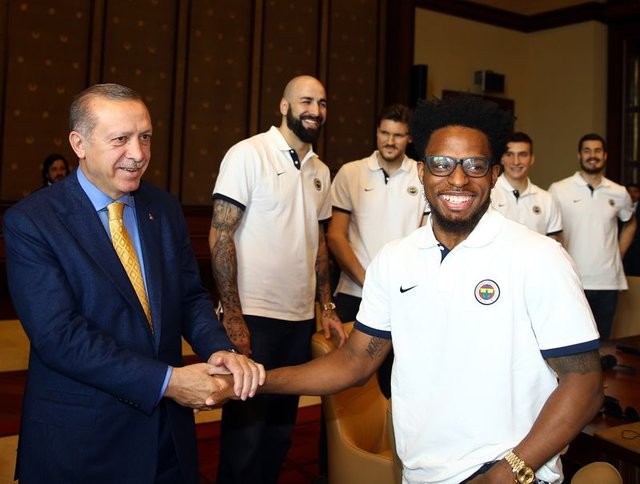 Fenerbahçe kupayı Erdoğan'a götürdü!