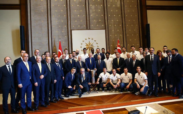 Fenerbahçe kupayı Erdoğan'a götürdü!