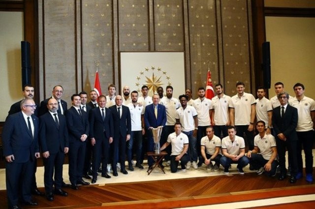 Fenerbahçe kupayı Erdoğan'a götürdü!