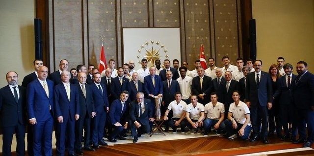 Fenerbahçe kupayı Erdoğan'a götürdü!