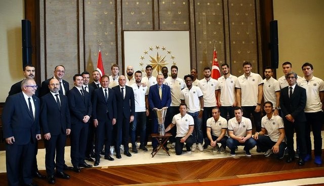 Fenerbahçe kupayı Erdoğan'a götürdü!