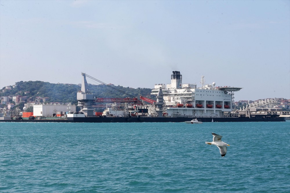 Dev gemi İstanbul Boğazı'ndan geçiyor