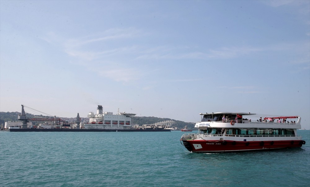 Dev gemi İstanbul Boğazı'ndan geçiyor