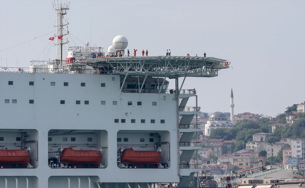 Dev gemi İstanbul Boğazı'ndan geçiyor