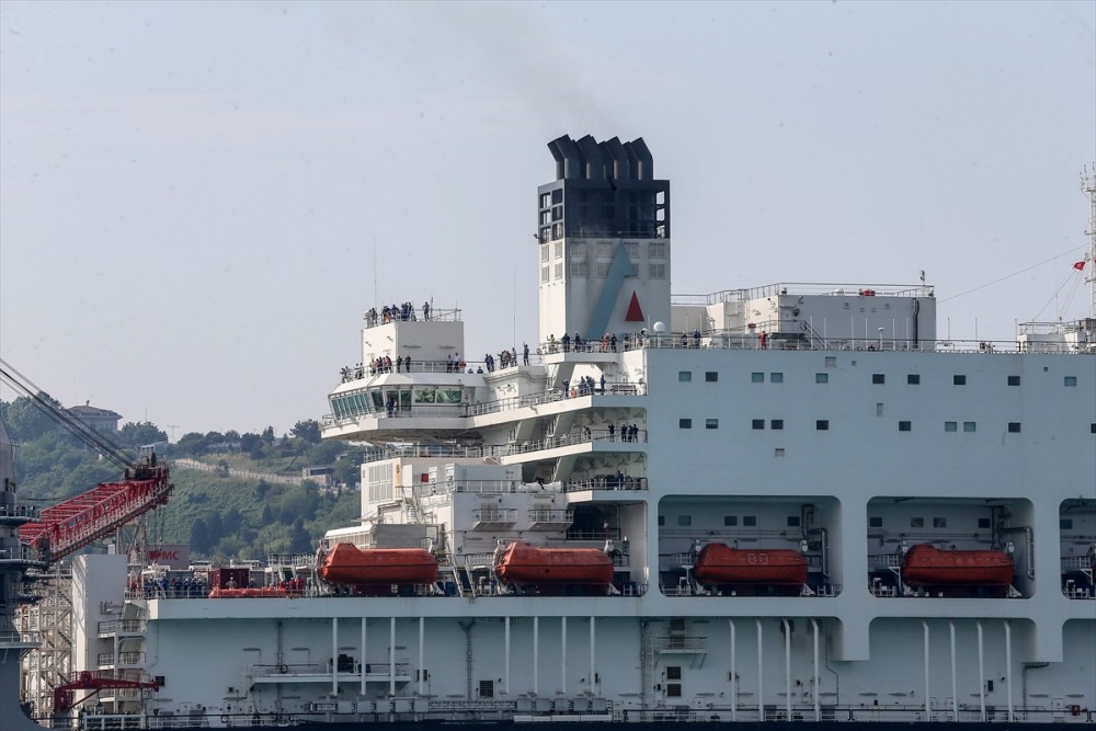 Dev gemi İstanbul Boğazı'ndan geçiyor