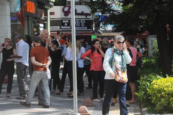 Deprem sonrası vatandaş sokağa döküldü