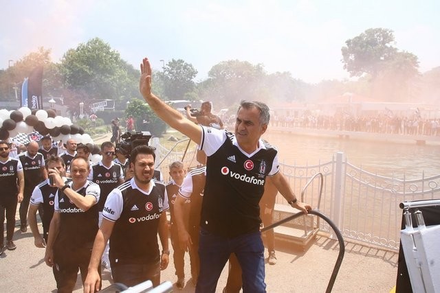 Beşiktaş şampiyonluğunu kutluyor