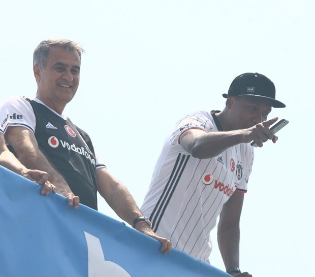 Beşiktaş şampiyonluğunu kutluyor