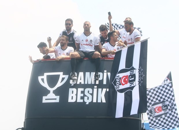 Beşiktaş şampiyonluğunu kutluyor