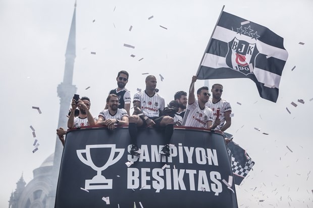 Beşiktaş şampiyonluğunu kutluyor