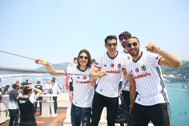 Beşiktaş şampiyonluğunu kutluyor