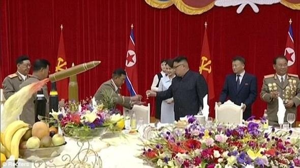 Kim Jong-un'un sır gibi sakladığı eşi ortaya çıktı!