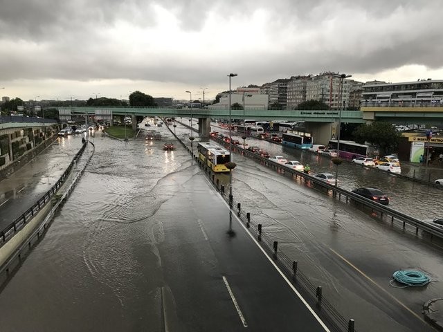 İstanbul'da hayatı felç eden sel felaketinden yeni görüntüler