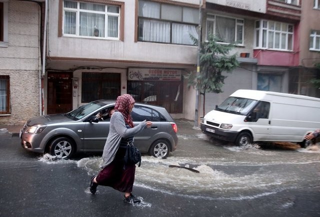 İstanbul'da hayatı felç eden sel felaketinden yeni görüntüler