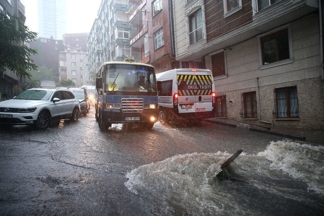 İstanbul'da hayatı felç eden sel felaketinden yeni görüntüler