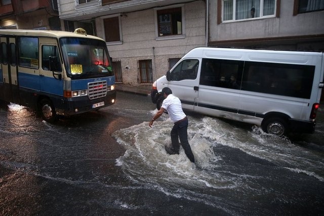 İstanbul'da hayatı felç eden sel felaketinden yeni görüntüler