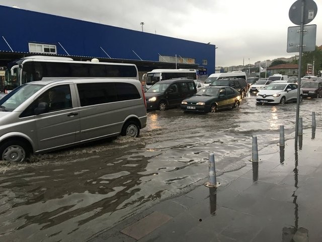 İstanbul'da hayatı felç eden sel felaketinden yeni görüntüler