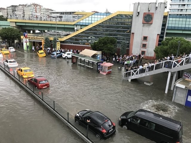 İstanbul'da hayatı felç eden sel felaketinden yeni görüntüler