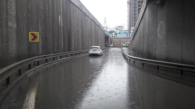 İstanbul'da hayatı felç eden sel felaketinden yeni görüntüler