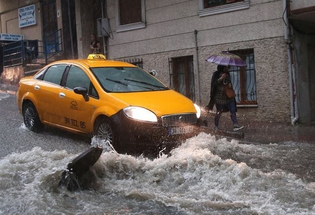 İstanbul'da hayatı felç eden sel felaketinden yeni görüntüler