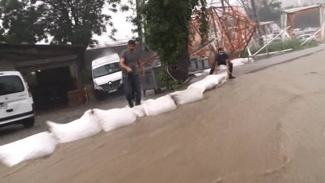 İstanbul'da hayatı felç eden sel felaketinden yeni görüntüler