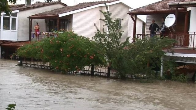 İstanbul'da hayatı felç eden sel felaketinden yeni görüntüler