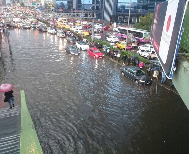 İstanbul'da hayatı felç eden sel felaketinden yeni görüntüler